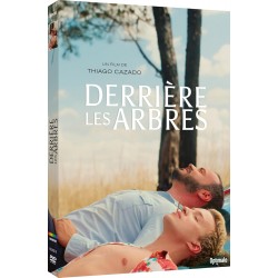 Derrière les arbres