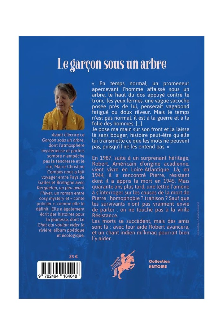 Le garçon sous un arbre