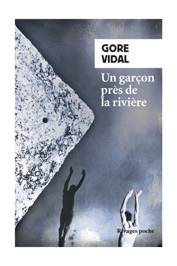 Un garçon près de la rivière