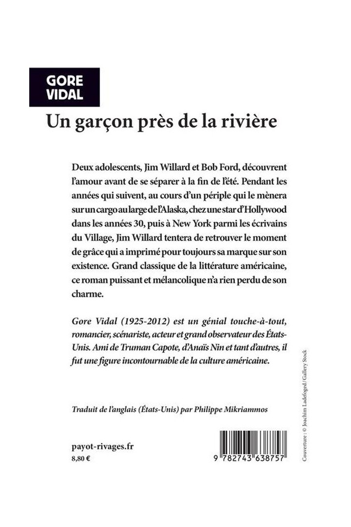 Un garçon près de la rivière