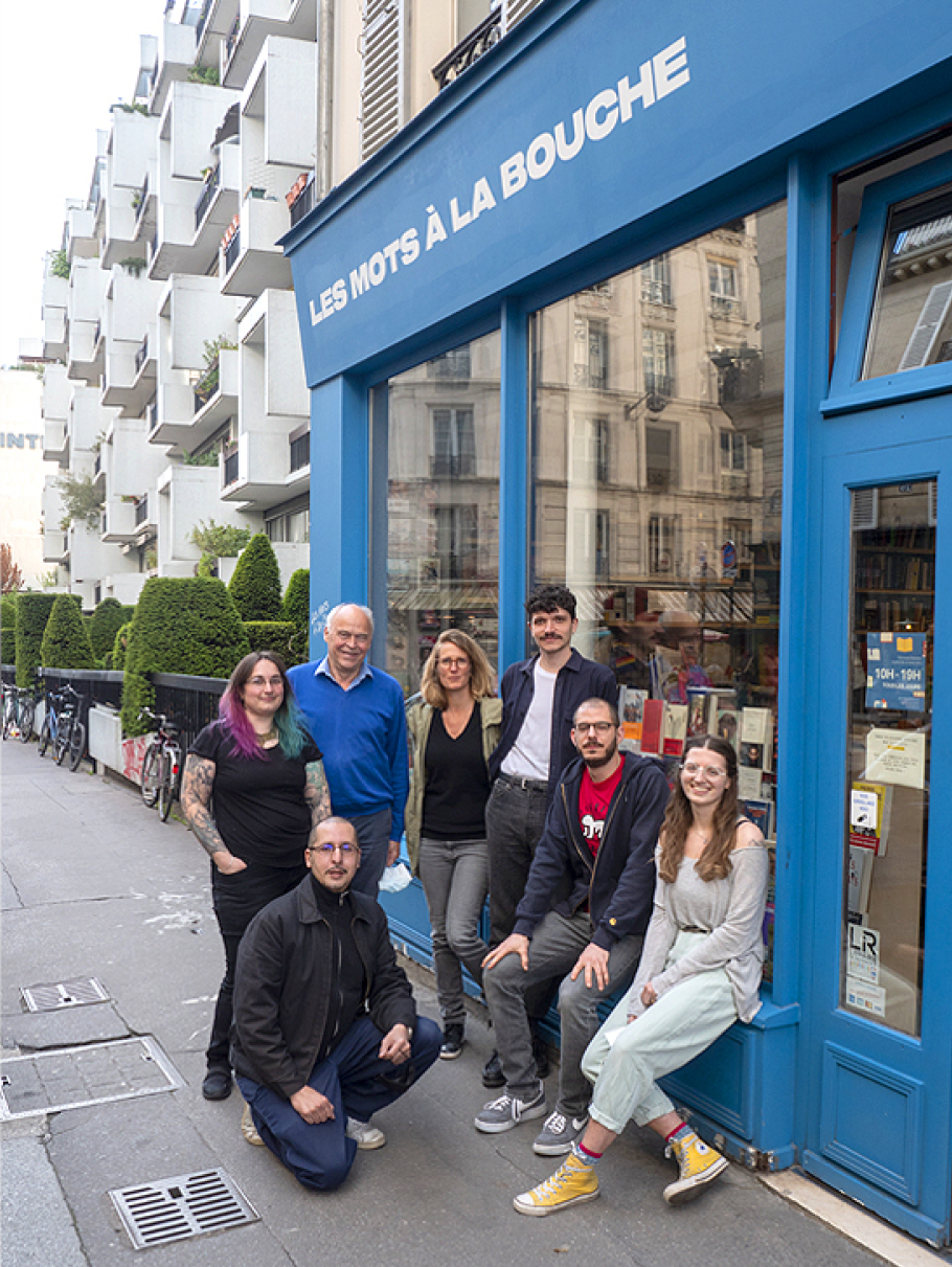 La SCOP des Mots à la Bouche devant la librairie